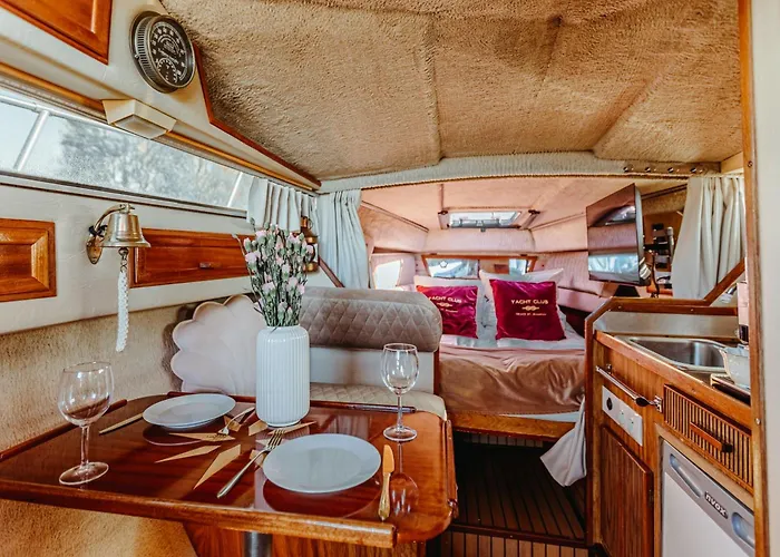 Yacht Hotel - Houseboat - Pedal Boat, Motorboat Free