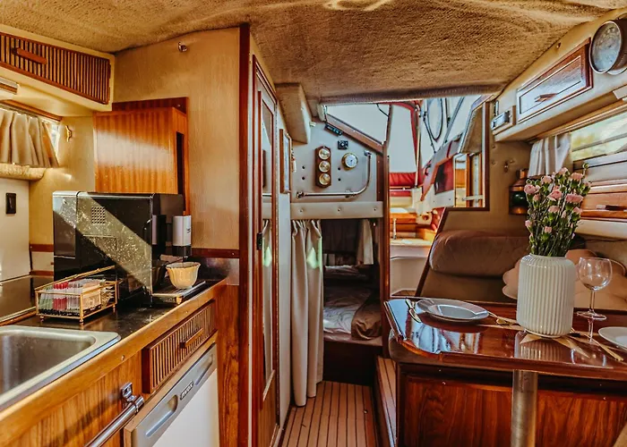 Yacht Hotel - Houseboat - Pedal Boat, Motorboat Free