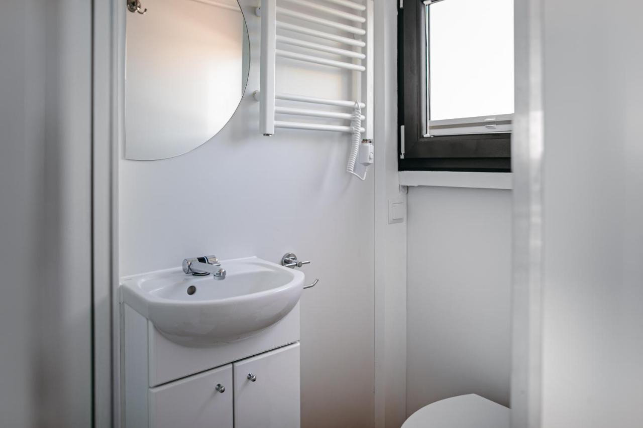 Botel Yacht - Houseboat - Pedal Boat, Motorboat Free