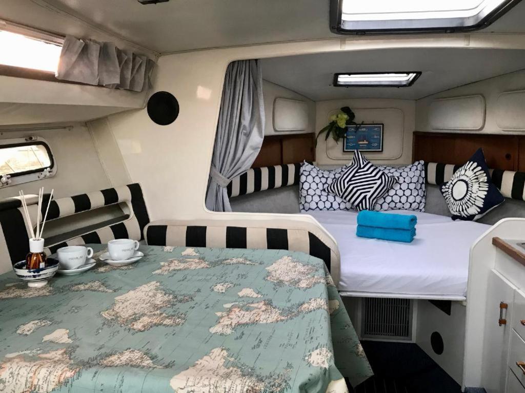 Yacht - Houseboat - Pedal Boat, Motorboat Free