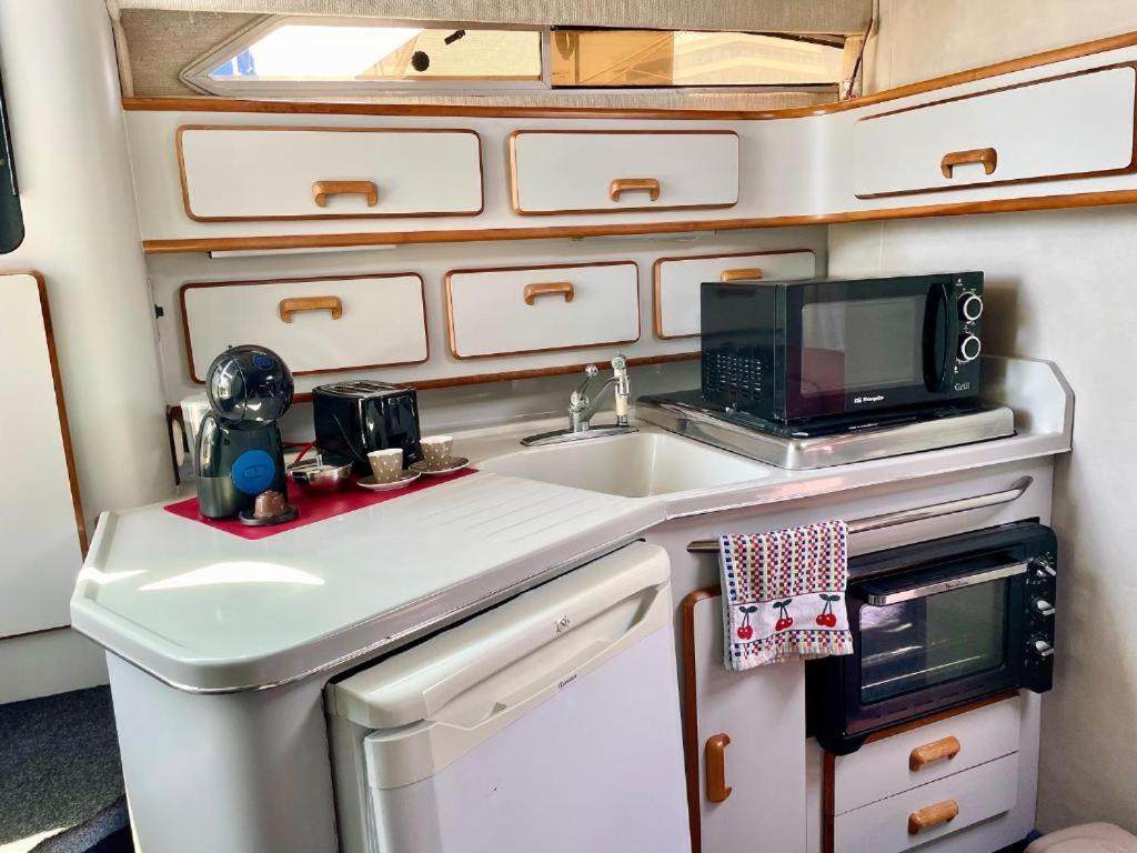 Yacht - Houseboat - Pedal Boat, Motorboat Free Feriehus