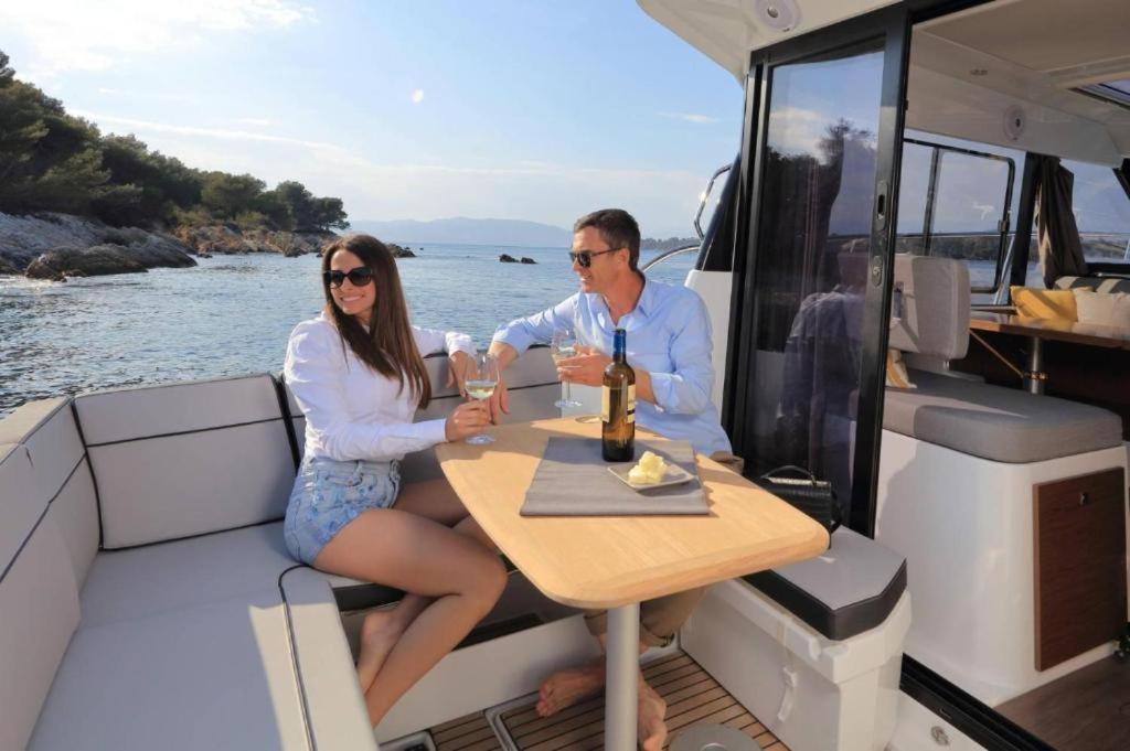 Yacht - Houseboat - Pedal Boat, Motorboat Free *