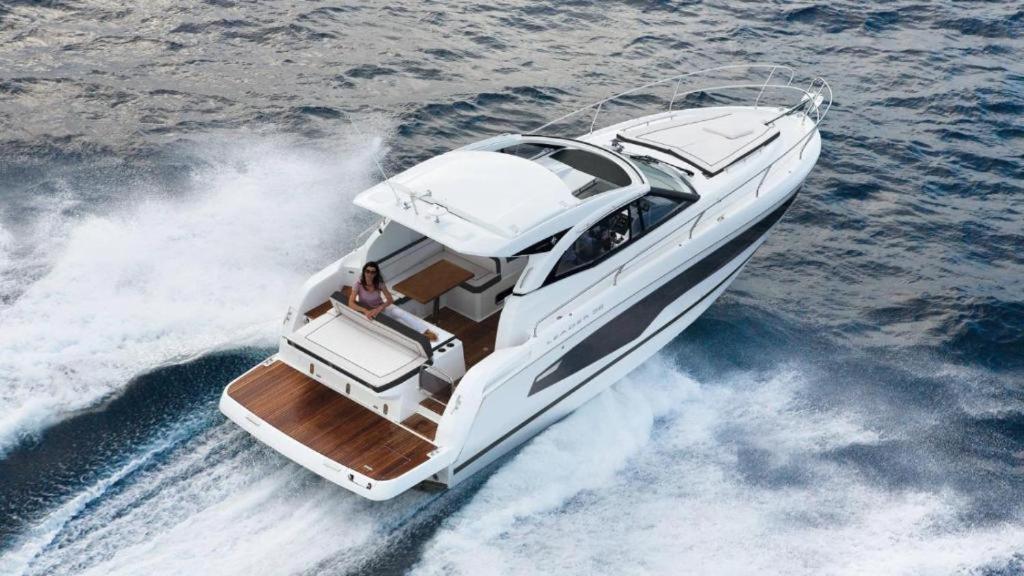 Yacht - Houseboat - Pedal Boat, Motorboat Free Feriehus
