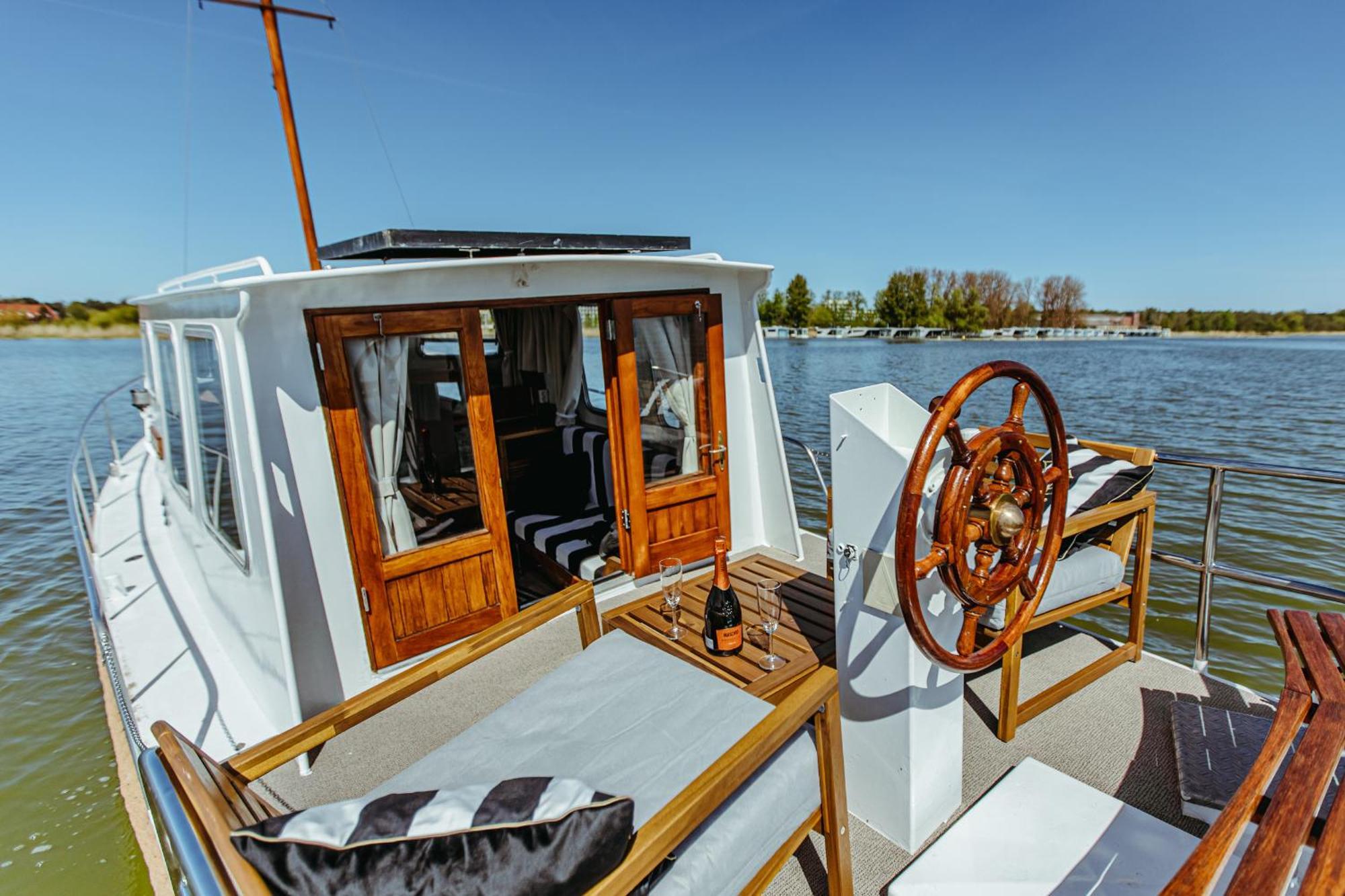Yacht - Houseboat - Pedal Boat, Motorboat Free Botel