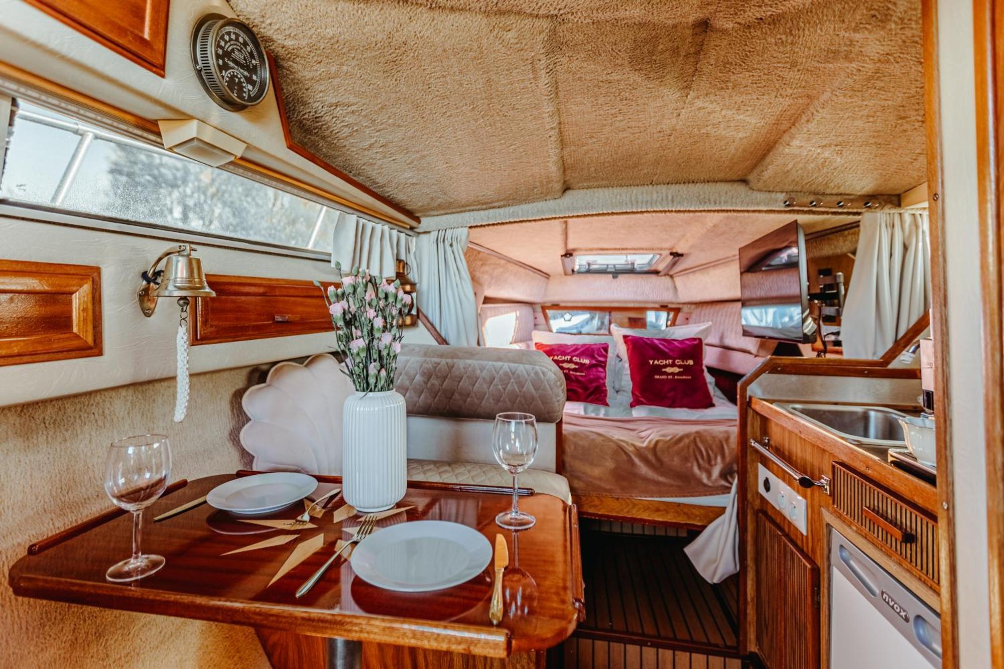 Botel Yacht - Houseboat - Pedal Boat, Motorboat Free