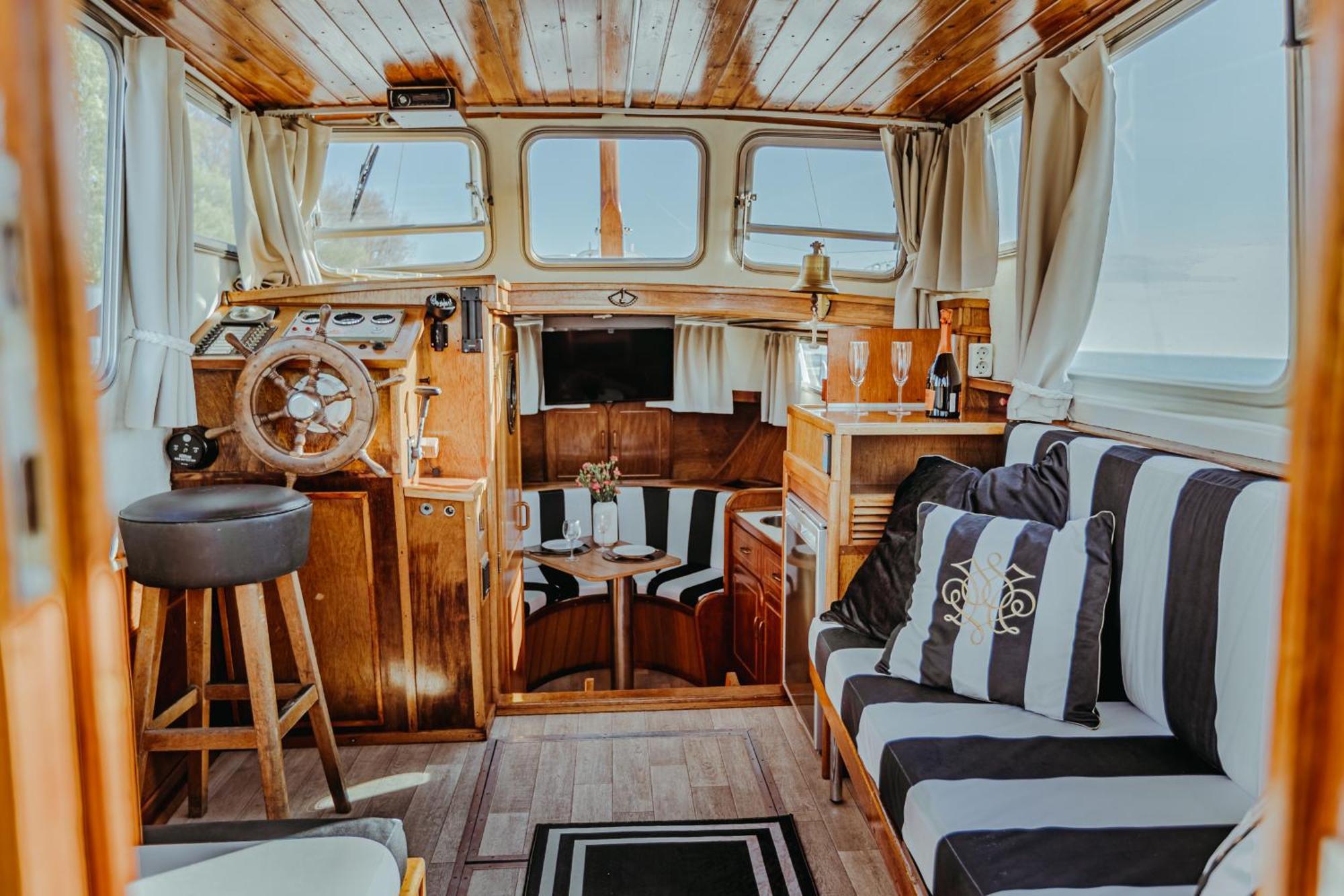 Yacht - Houseboat - Pedal Boat, Motorboat Free Botel