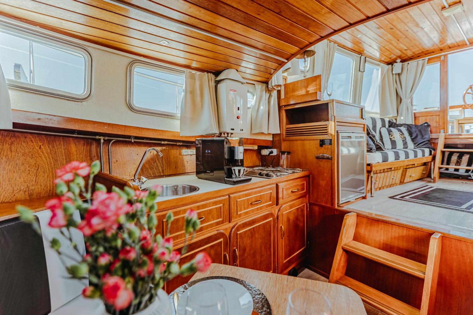 Botel Yacht - Houseboat - Pedal Boat, Motorboat Free